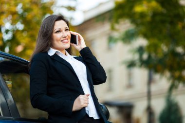 Bir cep telefonu sokakta çalışan icra