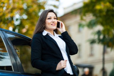 Bir cep telefonu sokakta çalışan icra