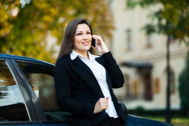 Bir cep telefonu sokakta çalışan icra
