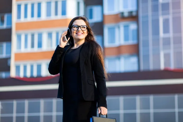 成功的商人或企业家谈手机走路时室外。市商业女性工作 — 图库照片