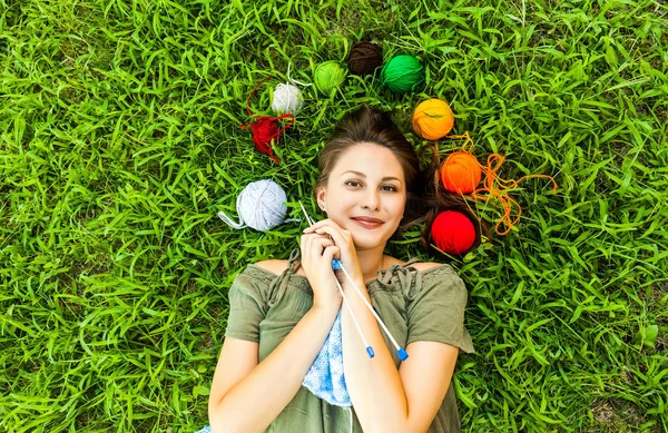 Woman Knitter in the Summer Park — Stock Photo, Image