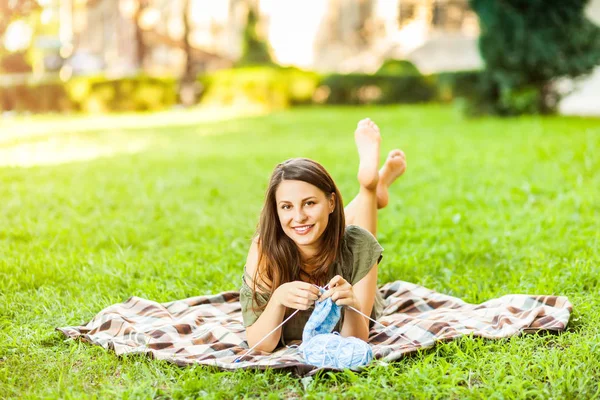 Jovem Mulher de tricô Oudoors no Parque — Fotografia de Stock