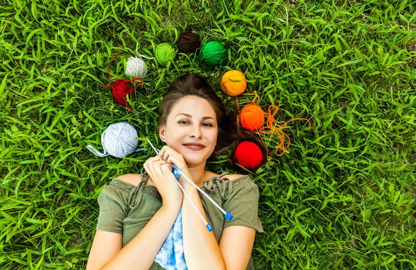 Ženské pletení v letním parku — Stock fotografie