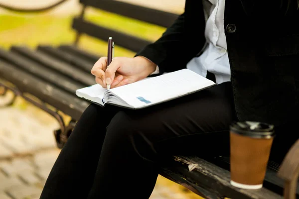 Gelukkige zakenvrouw bellen op mobiele telefoon en aantekeningen maken buiten — Stockfoto