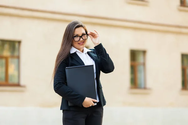 Portrait of young beautiful business woman in suit outdoor — Stock Photo, Image