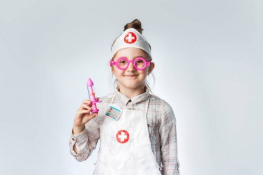 Beyaz arka planda küçük sevimli bir doktor.
