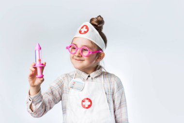 Beyaz arka planda küçük sevimli bir doktor.