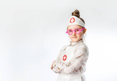Beyaz arka planda küçük sevimli bir doktor.