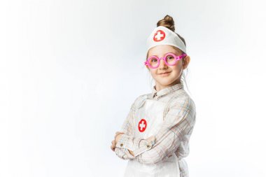 Beyaz arka planda küçük sevimli bir doktor.