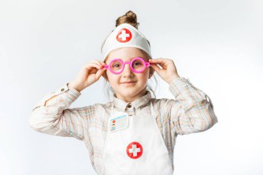 Beyaz arka planda küçük sevimli bir doktor.