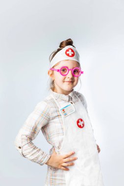 Beyaz arka planda küçük sevimli bir doktor.