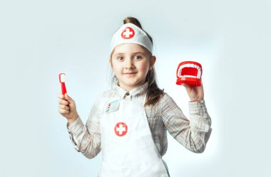 Diş hekimi aracı ile mutlu gülümseyen bebek kız
