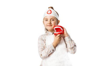 Diş hekimi aracı ile mutlu gülümseyen bebek kız