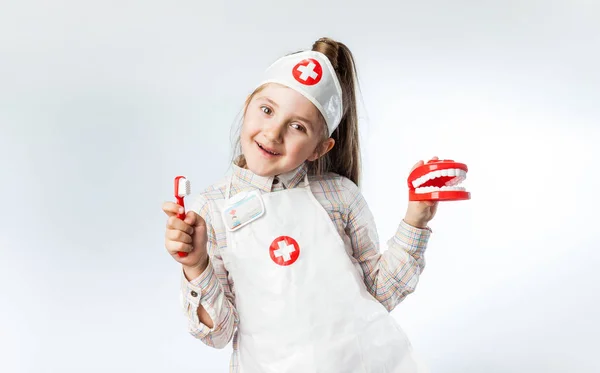 Feliz sorrindo bebê menina com ferramenta dentista — Fotografia de Stock