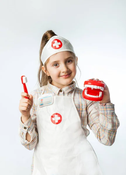 Feliz niña sonriente con herramienta dentista —  Fotos de Stock