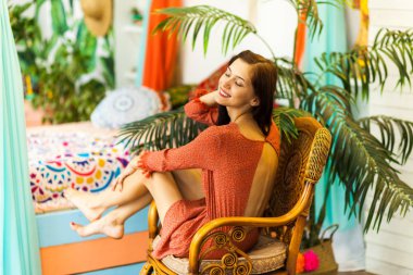 Tropik bir Afrika otel odasında sevimli kız