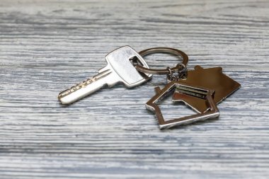 Arka planda ev figürü ile ev anahtarı