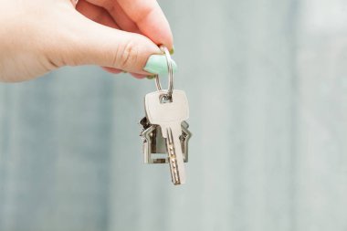 Elinde ev figürü ile ev anahtarı