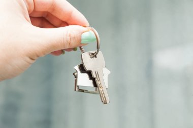 Elinde ev figürü ile ev anahtarı