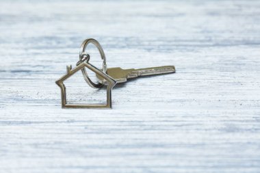 Arka planda ev figürü ile ev anahtarı