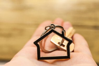 Elinde ev figürü ile ev anahtarı
