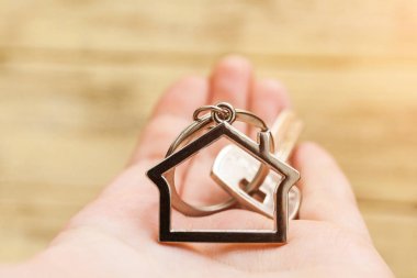 Elinde ev figürü ile ev anahtarı