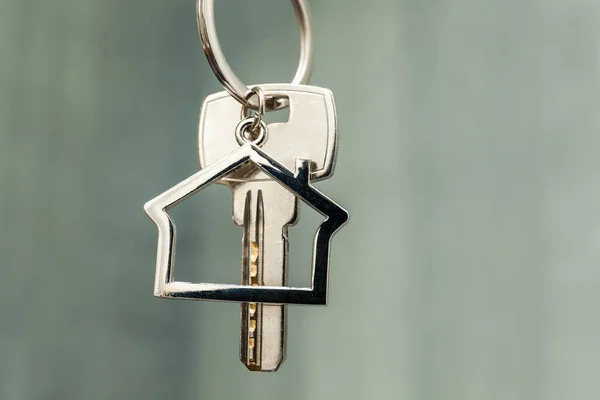 房子钥匙与房子的身影在背景 — 图库照片