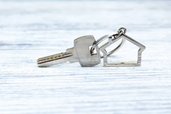 房子钥匙与房子的身影背景 — 图库照片