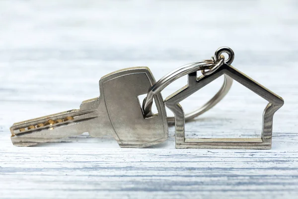 Clé de maison avec chiffre de la maison sur fond — Photo