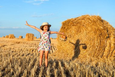 Ekmek sepeti ile gün batımında çavdar alanında sevimli kız.