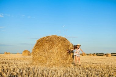 Gün batımında çavdar tarlasında sevimli küçük çocuk.