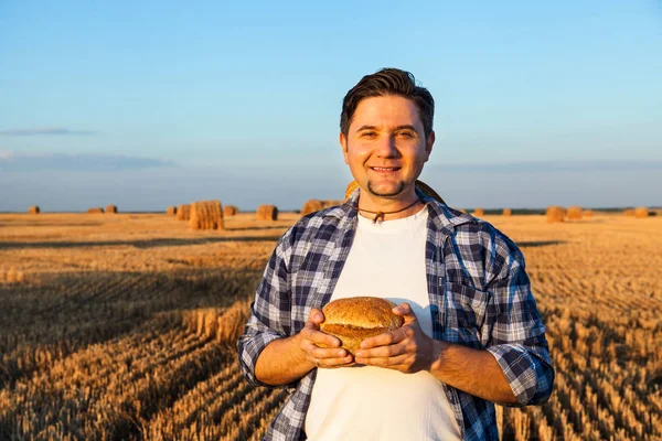 Agricultor bem sucedido no campo de trigo. hora da colheita — Fotografia de Stock