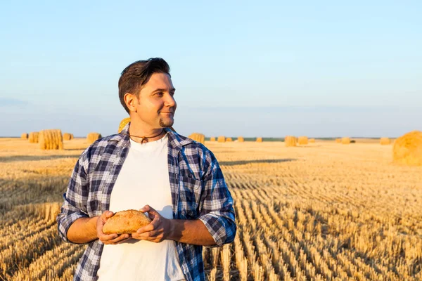 Agricoltore di successo nel settore del grano. tempo di raccolta — Foto Stock