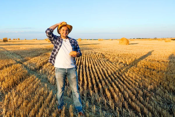 Agricoltore di successo nel settore del grano. tempo di raccolta — Foto Stock