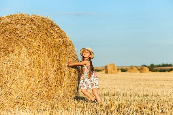 Criança adorável no campo de centeio ao pôr do sol . — Fotografia de Stock