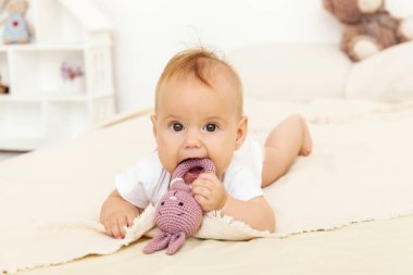 Mutlu gülümseme portresi Yatakta dinlenen bebek