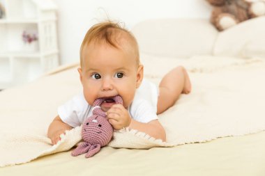 Mutlu gülümseme portresi Yatakta dinlenen bebek