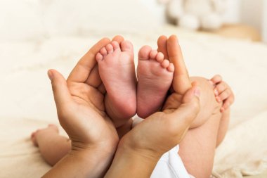 Bebe ayak anne elinde. Anne ve çocuk.