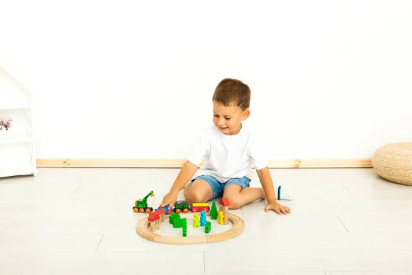 Jongen spelen met speelgoed binnenshuis thuis — Stockfoto