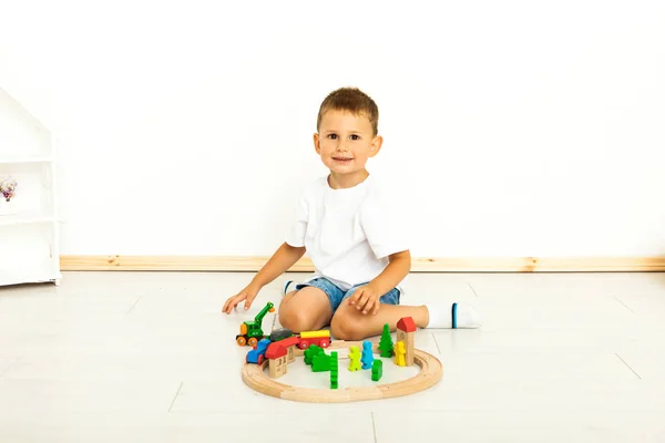 Chico jugando con juguetes en casa —  Fotos de Stock
