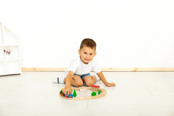 Jongen spelen met speelgoed binnenshuis thuis — Stockfoto