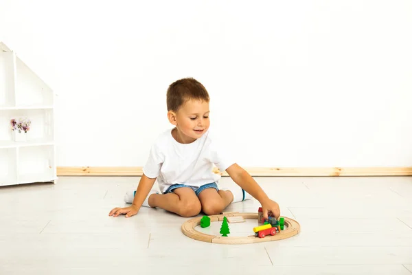 Jongen spelen met speelgoed binnenshuis thuis — Stockfoto