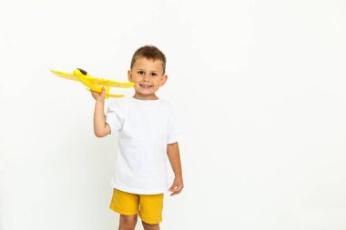 sarı oyuncak uçak ile oynayan mutlu çocuk bebek