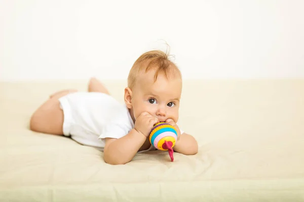 Portrait de sourire heureux bébé relaxant sur le lit — Photo