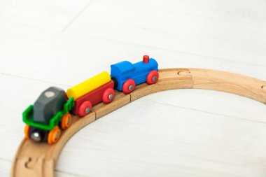 Beyaz zeminde çocuk ahşap tren