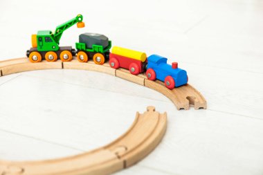 Beyaz zeminde çocuk ahşap tren