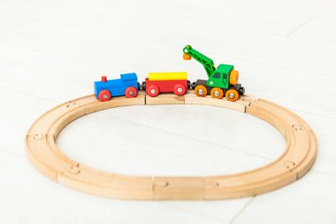 Beyaz zeminde çocuk ahşap tren