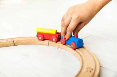 Beyaz zeminde çocuk ahşap tren