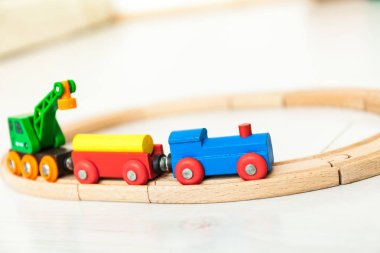 Beyaz zeminde çocuk ahşap tren