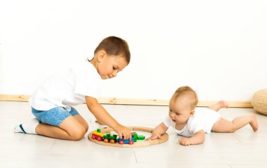 sevimli küçük kız ve erkek ev tarafından oyuncaklar ile oynama